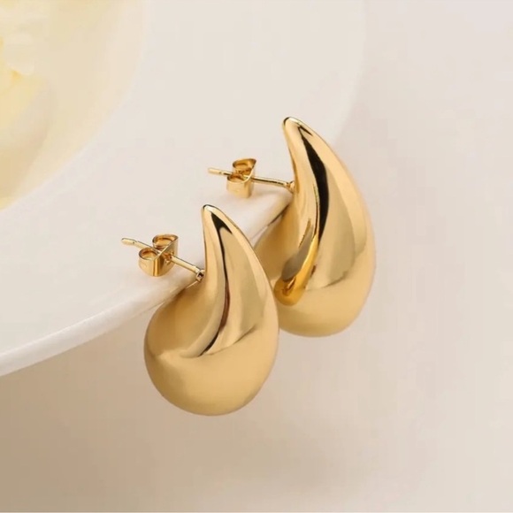 Tear Drop Gold earrings - Picture 2 of 3